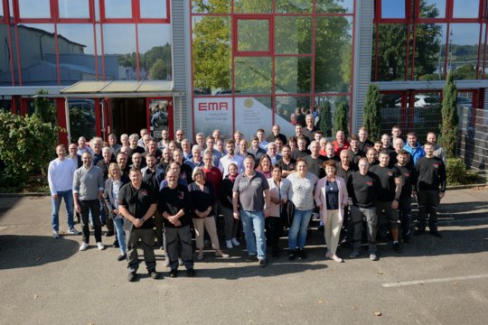 Das Team der EMA Indutec vor dem Unternehmenssitz in Meckesheim, Deutschland.